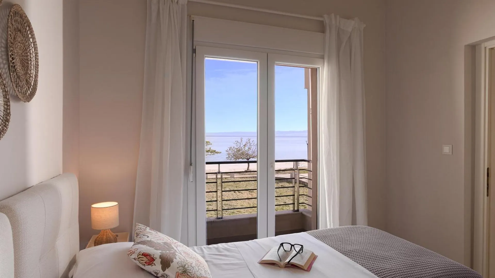 Seas The Day - Beachfront, Amazing Sea Views Pefkochori Case de vacanță