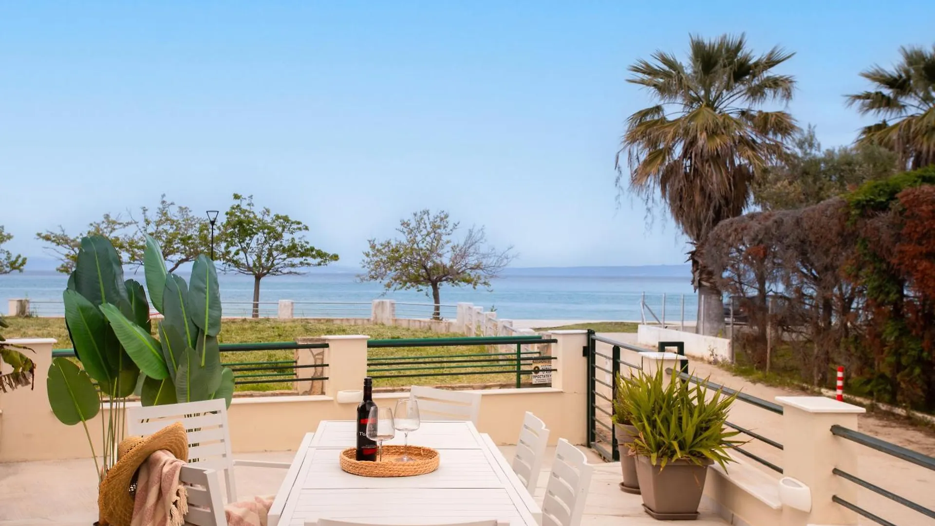 Seas The Day - Beachfront, Amazing Sea Views Pefkochori